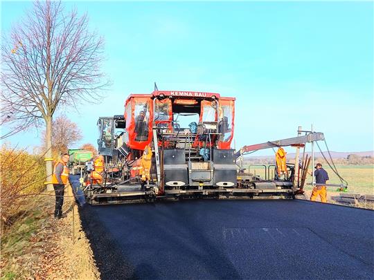 Die Asphaltarbeiten bei Bredelem sind in der vergangenen Woche bei Sonnenschein gut voran gegangen.  Foto: Biener