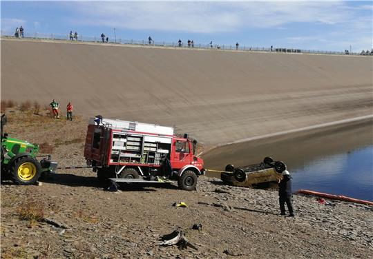 Die Astfelder Feuerwehr zieht den in der Innerstetalsperre gefundenen Fiat aus dem Wasser. Die Umweltdelikts-Ermittlungen der Polizei laufen.  Foto: Hohaus