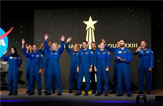 Die Astronauten der Nasa-Absolventengruppe XXIII winken der Menge zu, während sie bei der Abschlussfeier im Johnson Space Center in Houston vorgestellt werden.
