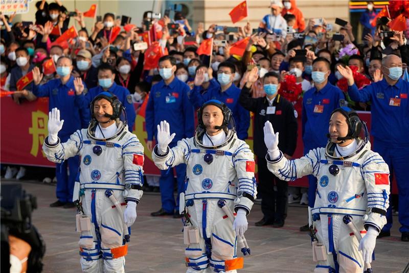 China will ab 2027 wiederverwendbares Raumschiff starten Die Astronauten der Shenzhou-16-Mission winken bei der Abschiedszeremonie vor ihrer bemannten Weltraummission. Schickt China schon bald sein erstes wiederverwendbares Raumschiff ins All?