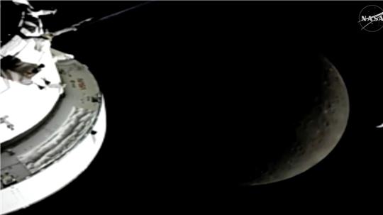 Die Astronauten sind dem Mond nahe gekommen. 