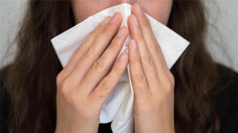 Atemwegserkrankungen weiterhin auf hohem Niveau Die Atemwegserkrankungen werden hauptsächlich durch Rhinoviren, also die klassischen Erkältungsviren, und Coronaviren verursacht. (Symbolbild)