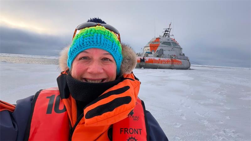 „ISS der Arktis“ auf Expedition - Hund warnt vor Eisbären Die Atmosphärenforscherin Julia Regnery will sich auf der Expedition mit Stricken ablenken. (Handout)