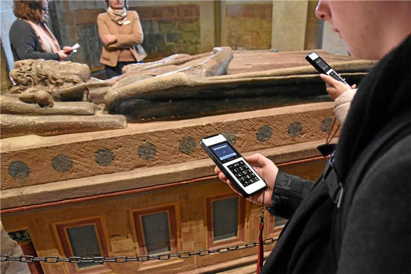 Die Audioguides führen durch die Ausstellung. Foto: Fricke