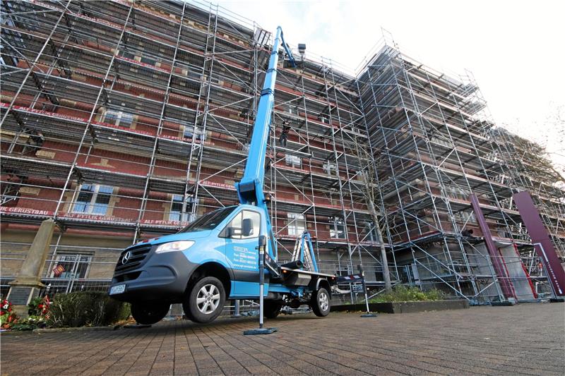 Für den Seesener „Lichterzauber“ hängen die Ketten Die Aufbauarbeiten am Jacobson-Haus für den „Lichterzauber“ sind im Gange. Foto: Gereke
