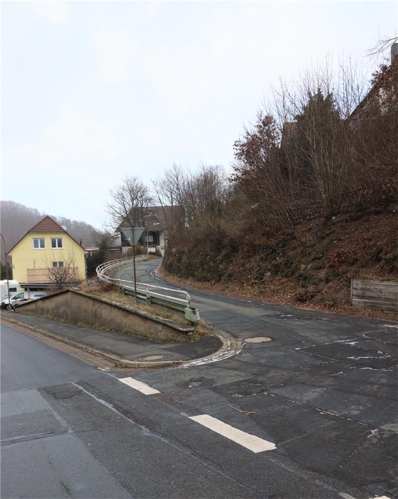 Die Auffahrt zur Umleitungsstrecke Heimbergstraße in Richtung des leer stehenden Berghotels. Foto: Neddermeier