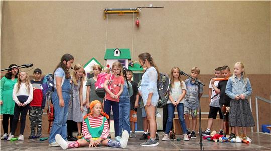 Die Aufführung von Pippi Langstrumpf gemeinsam mit ihrer Villa Kunterbunt zeigt, dass der Schulbesuch auch Spaß machen kann. Foto: Hohaus