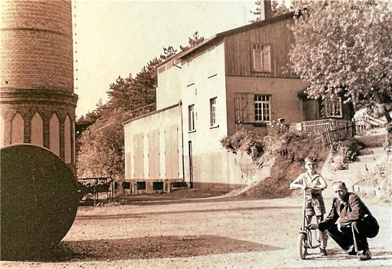 Die Aufnahme aus der Nachkriegszeit stammt aus der Sammlung des Weltkulturerbes Rammelsberg und zeigt im Hintergrund das Gebäude des Frauenlagers. Der Junge mit dem Roller ist als Klaus Wache benannt.  Fotos (2): Rammelsberg