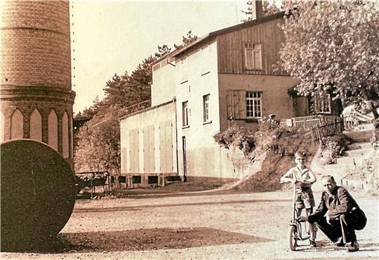 Die Aufnahme aus der Nachkriegszeit stammt aus der Sammlung des Weltkulturerbes Rammelsberg und zeigt im Hintergrund das Gebäude des Frauenlagers. Der Junge mit dem Roller ist als Klaus Wache benannt.  Fotos (2): Rammelsberg