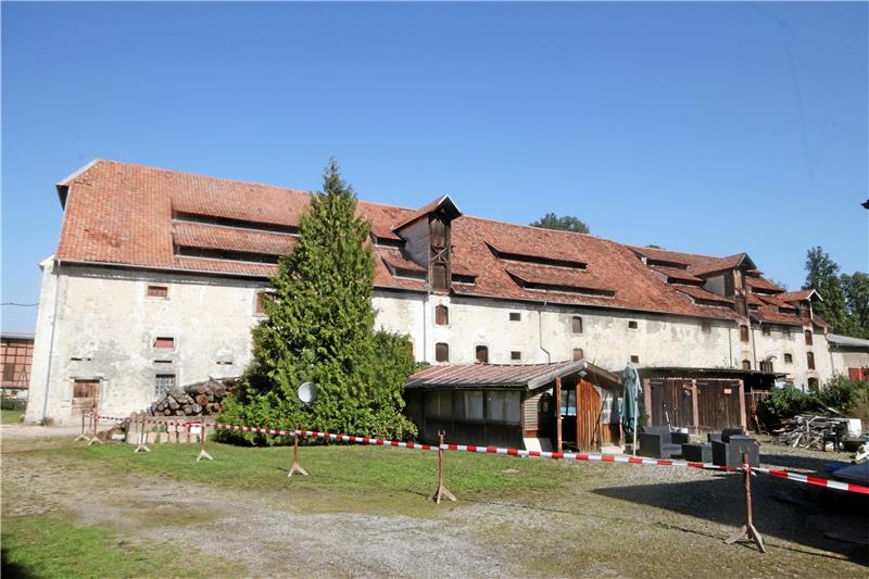 Denkmäler rund ums Große Bruch erzählen ihre Geheimnisse Die Aufnahme verdeutlicht, welche Dimensionen das zum Hessener Schlossensemble gehörende Gebäude, in dem einst Korn lagerte, hat. Foto: Gereke
