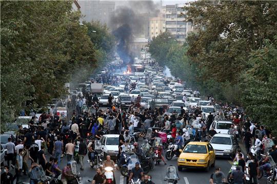 Die Aufnahme vom 21. September zeigt Proteste in Teheran. Die Demonstrationen gegen die islamische Führung gehen weiter.