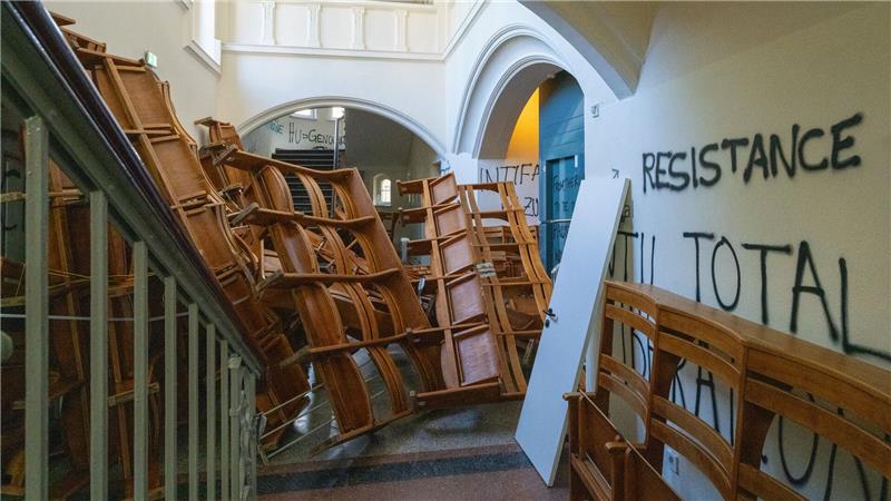 Hochschul-Präsidentin: Aktivisten ging es um Zerstörung Die Aufräumarbeiten werden der HU zufolge Wochen dauern.