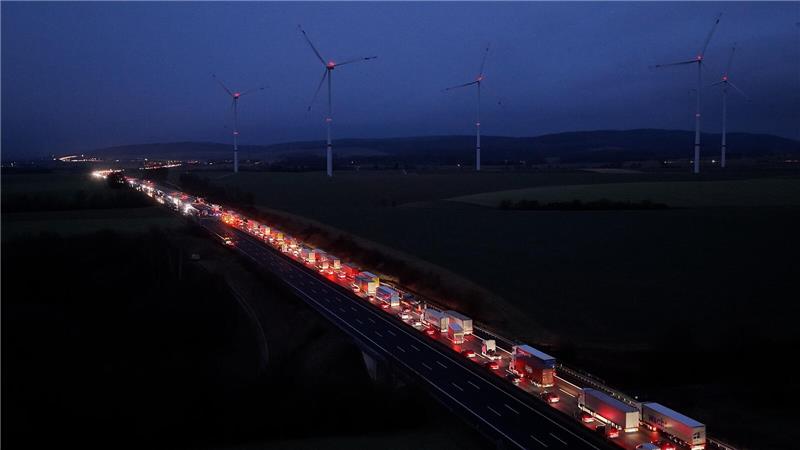 Die Aufräumarbeiten ziehen sich noch hin. Solange bleibt die Autobahnspur noch g...