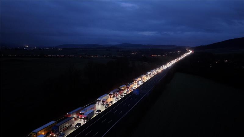 Die Aufräumarbeiten ziehen sich noch hin. Solange bleibt die Autobahnspur noch g...