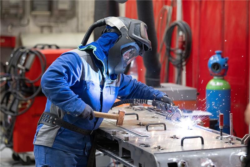 Die Auftragseingänge in der Industrie setzen ihren rückläufigen Trend fort, kommentiert das Bundeswirtschaftsministerium.