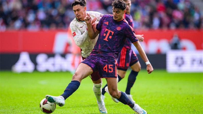 Die Augsburger um Fabian Rieder (l) verlangen den Bayern-Stars wieder alles ab.