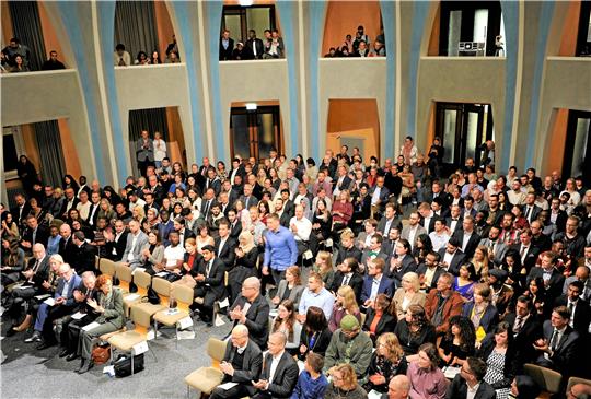 Die Aula Academica ist voll besetzt: Die Familien und Freunde freuen sich mit den neuen Alumni. Foto: Dell’Aquila/TU Clausthal