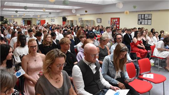 Die Aula der Vicco-von-Bülow-Oberschule in Vienenburg ist für die feierliche Zeugnisübergabe voll besetzt.