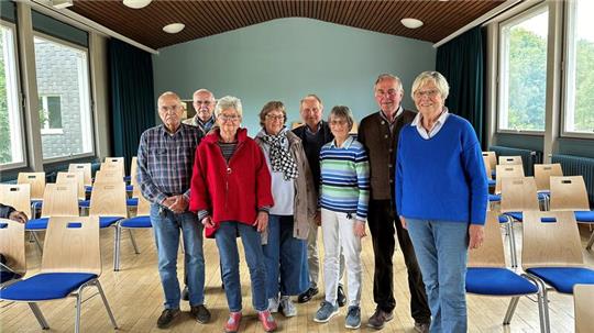 Die Aula des Schulzentrums Braunlage war gerade gebaut worden, als (von links) Jürgen Vorreyer, Helmut Lehnhart, Helga Vorreyer (geborene Buchholz), Stefanie Oberwinster (geborene Schultzik), Reinhard Schermann, Margret Bechert (geborene Haase), Hans-Ulrich Bonewitz und Ilsemarie Bödecker (geborene Buchholz) vor 60 Jahren ihr Abitur machten.