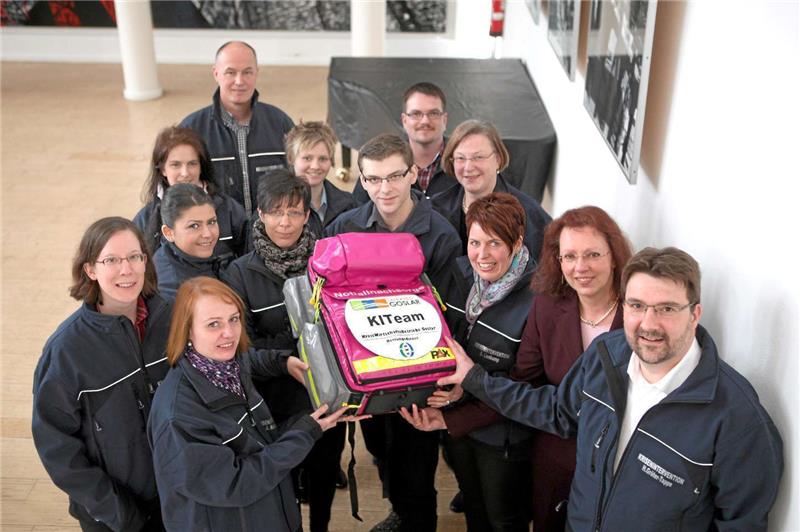 Die Ausbilder Petra Horaiske (2.v.re.) und Christian Lenz (hinten) mit dem Kriseninterventionsteam.  Foto: Schenk