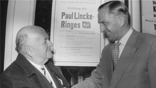 Die Ausnahme in der Frühzeit des Preises: Der jüdische Kabarettist, Pianist, Komponist und Theaterdirektor Rudolf Nelson (l.) erhält 1959 den Paul-Lincke-Ring.