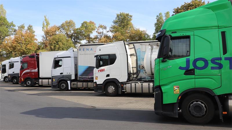 Fahrverbot ausgesetzt - erste Laster rollen am Sonntag Die Ausnahmeregelung ist eine Konsequenz aus dem Spitzentreffen zwischen Bundesverkehrsminister Steffen Bilger (CDU), Verbänden und Unternehmen.