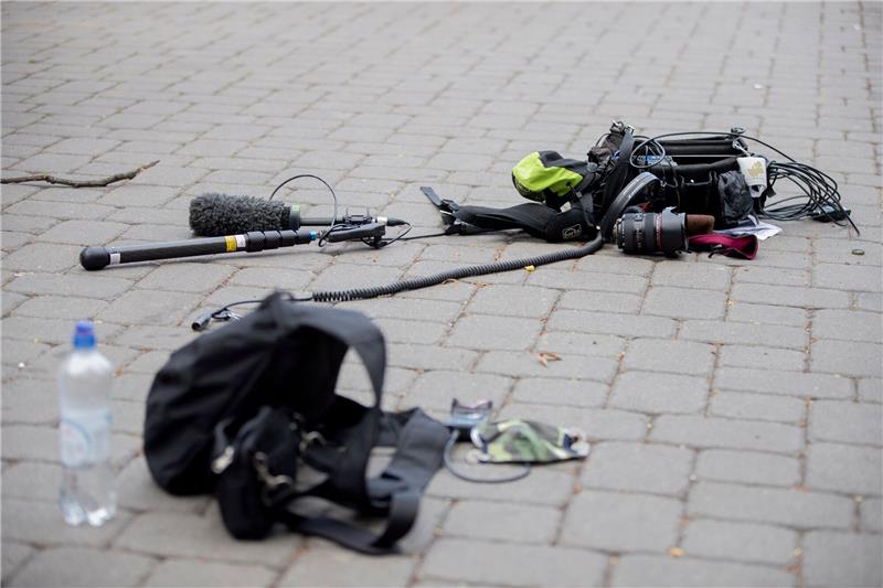 Urteil zu Angriff auf ZDF-Team in Berlin rechtskräftig Die Ausrüstung des Kamerateams nach dem Übergriff am 1. Mai 2020 zwischen Alexanderplatz und Hackescher Markt.