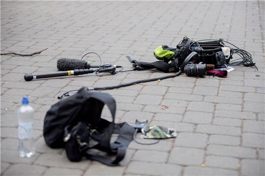 Die Ausrüstung des Kamerateams nach dem Übergriff am 1. Mai 2020 zwischen Alexanderplatz und Hackescher Markt.