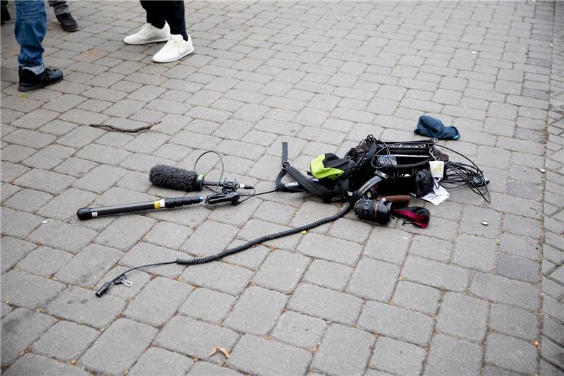 Die Ausrüstung eines Kamerateams liegt nach einem Übergriff in Berlin auf dem Boden.