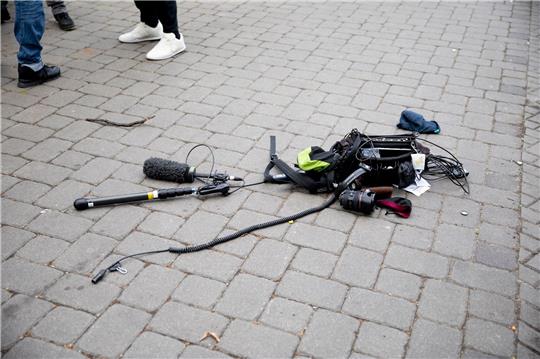 Die Ausrüstung eines Kamerateams liegt nach einem Übergriff in Berlin auf dem Boden.