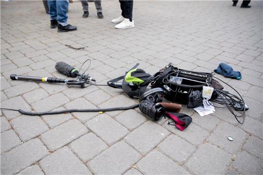 Die Ausrüstung eines Kamerateams liegt nach einem Übergriff zwischen Alexanderplatz und Hackescher Markt auf dem Boden.