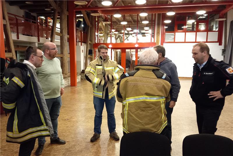 Die Ausschussmitglieder (v.li.) Uwe Vornkahl, Nils Beckmann, Florian Zalesinski, Peter Müller, Karl-Jürgen Heldt (von hinten) und Gemeindebrandmeister Daniel Zalesinski bei der Anprobe der Jacken.  Foto: Neddermeier