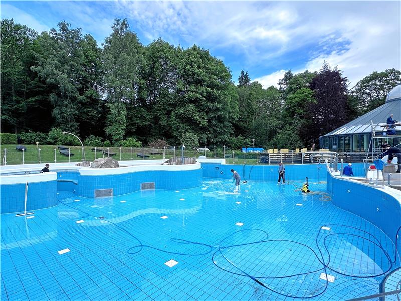 Die Außenbecken werden gereinigt, ehe das Wasser aus der Dr.-Harras-Schneider-Quelle wieder eingelassen wird. Foto: Schlegel