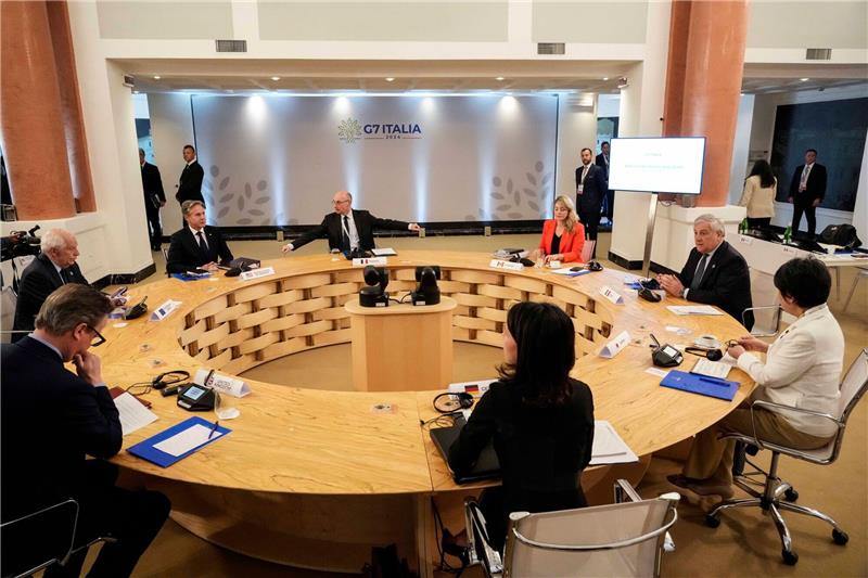 G7 warnt Israel und Iran vor Eskalation Die Außenministerinnen und Außenminister der G7 sowie der EU-Außenbeauftragte bei einer Gesprächsrunde auf Capri, vorne rechts Annalena Baerbock.