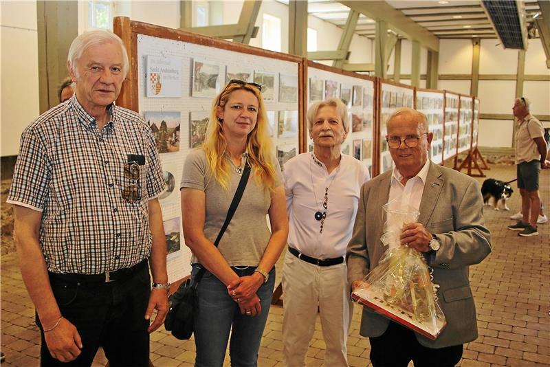 Die Ausstellung „Alt Andreasberg“ gehört seit Jahren dazu: Karl-Heinz Plosteiner, Stefanie Heasman vom Veranstalter, Andreas Klähn und Jochen Klähn (v.li) Foto: Jung