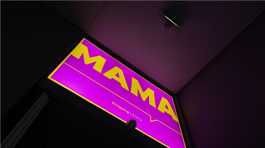 Die Ausstellung „Mama. Von Maria bis Merkel“ im Düsseldorfer Kunstpalast zeigt mehr als 120 Kunstwerke und Alltagsobjekte mit Bezug zur Mutterschaft vom 14. Jahrhundert bis heute. 