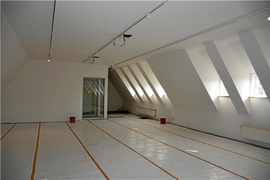 Die Ausstellung des städtischen Museums wird zunächst mit kleinen Veränderungen in die im Sinne des Brandschutzes ertüchtigten Räume zurückkehren. Besonders schön: Durch Abnahme der Fensterverkleidungen ist das oberste Geschoss lichtdurchflutet. Die Ausstellung selbst soll auf Sicht auch überplant werden, zunächst ist aber die Ausstellung in der Kaiserpfalz „dran“. Foto: Kempfer