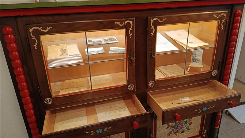 Die Ausstellung im neuen Arbeitsraum wird interaktiv. Ein beleuchteter Schrank mit Dokumenten zum Anfassen ist bereits fertig.