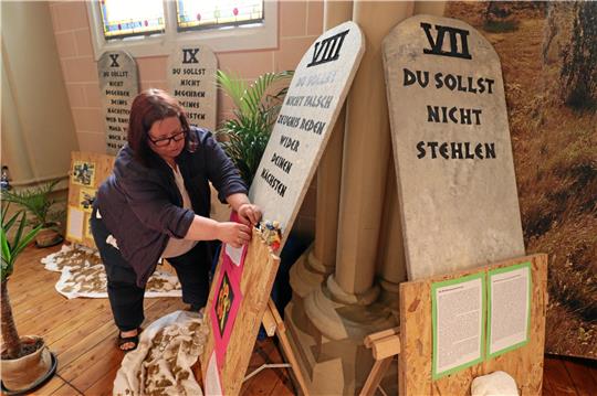 Die Ausstellung in der Kirche macht deutlich, wie aktuell die beinahe 3000 Jahre alten Gebote auch heute noch sind und welche Bedeutung sie in der Gegenwart haben. Fotos: Kühlewind