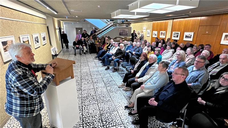 Der Harzburger Geschichtsverein steckt in finanziellen Nöten Die Ausstellung in der Rathausgalerie (hier die aus dem vergangenen Jahr mit Fotoarchivar Hans Willgeroth) soll es auch in diesem Jahr geben. Aus der finanziellen Patsche dürfte das dem Verein aber auch nicht helfen.