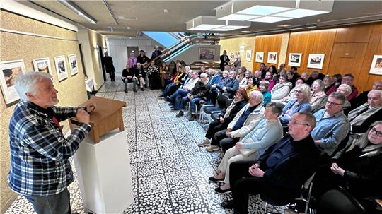 Die Ausstellung in der Rathausgalerie (hier die aus dem vergangenen Jahr mit Fotoarchivar Hans Willgeroth) soll es auch in diesem Jahr geben. Aus der finanziellen Patsche dürfte das dem Verein aber auch nicht helfen.