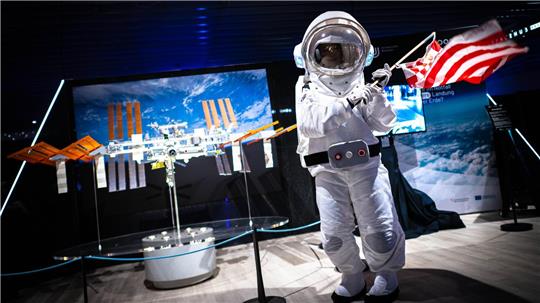 Die Ausstellung soll Besucherinnen und Besucher einen Einblick in die Raumfahrt geben. 