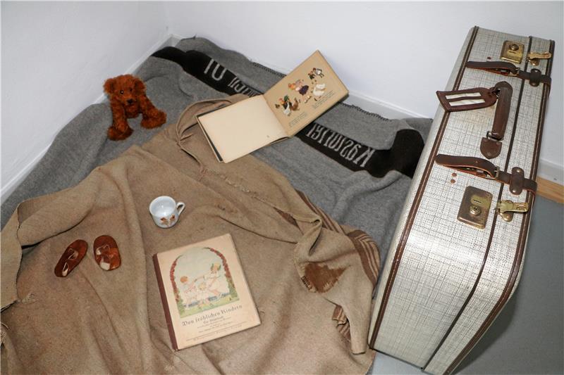 Ausstellung zeigt das Leben der „Kinder im Holocaust“ Die Ausstellung zeigt in einer Ecke auch, wie für die Kinder ein Versteck vor den Nazis ausgesehen haben könnte. Das Begleitprogramm zur Schau unterstützt die GZ übrigens mit Geld aus dem Glücksschweinchenverkauf 2021.