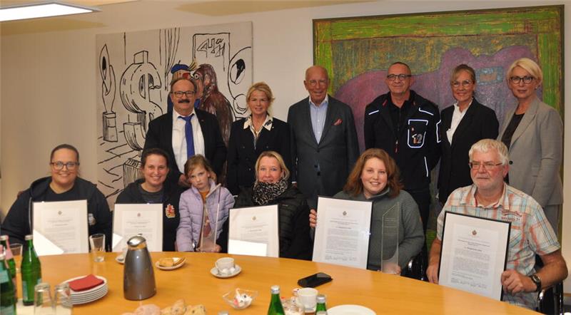 Saskia Leder, Natalie Geiser mit Tochter Jette und Andrea Schumann von den Kinderfeuerwehren sowie Jasmin Bergmann und Frank Dörge vom Tierschutzverein freuen sich im Sitzen über die erhaltenen Bürgerpreise. Dahinter freuen sich im Stehen Günter Koschig, Urte Schwerdtner, Hans-Joachim Tessner, Christian Hellmeier, Anke Tessner-Schreyeck und Antje Röttcher als Jury und Offizielle mit.