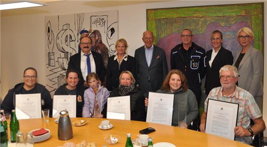 Saskia Leder, Natalie Geiser mit Tochter Jette und Andrea Schumann von den Kinderfeuerwehren sowie Jasmin Bergmann und Frank Dörge vom Tierschutzverein freuen sich im Sitzen über die erhaltenen Bürgerpreise. Dahinter freuen sich im Stehen Günter Koschig, Urte Schwerdtner, Hans-Joachim Tessner, Christian Hellmeier, Anke Tessner-Schreyeck und Antje Röttcher als Jury und Offizielle mit.