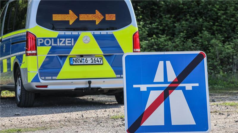 Die Autobahn 1 im Landkreis Oldenburg in Richtung Hamburg ist gesperrt. Grund ist der Brand eines Sattelaufliegers. (Symbolbild)