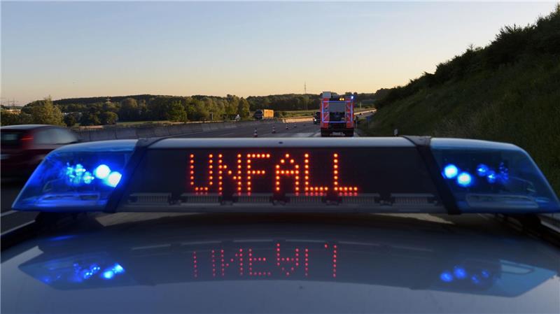 Motorradfahrer verunglückt auf A1 - Polizei sucht Zeugen Die Autobahn 1 wurde nach dem Unfall für die Spurensuche vorübergehend gesperrt. (Symbolbild)