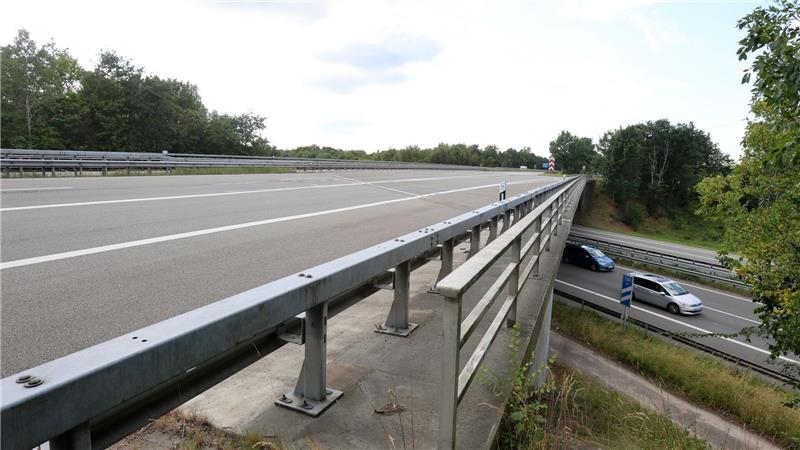 Betonschäden: A7 am Horster Dreieck Richtung Norden gesperrt Die Autobahn 7 ist in der Nähe des Horster Dreiecks ab sofort gesperrt. Bei Bauarbeiten wurden Schäden an einer Brücke entdeckt.