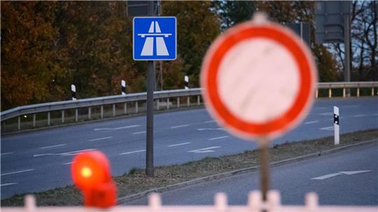 Die Autobahn 7 nahe Soltau in Fahrtrichtung Hamburg ist vorübergehend voll gesperrt. Grund ist ein Unfall mit drei Sattelzügen. (Symbolbild)