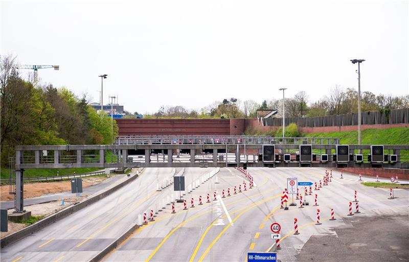 Die Autobahn A7 ist wegen Bauarbeiten im Bereich des Elbtunnels voll gesperrt.